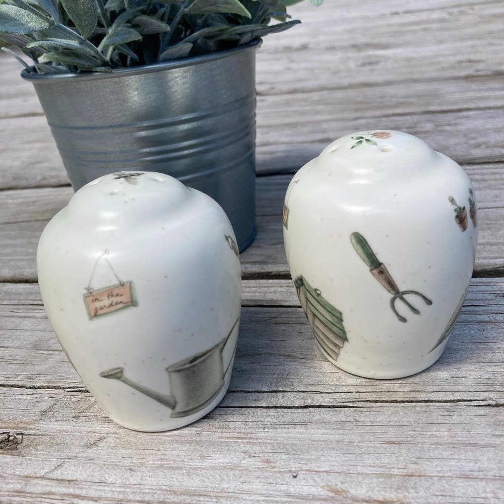 Pfaltzgraff Naturewood Salt and Pepper Shakers Set